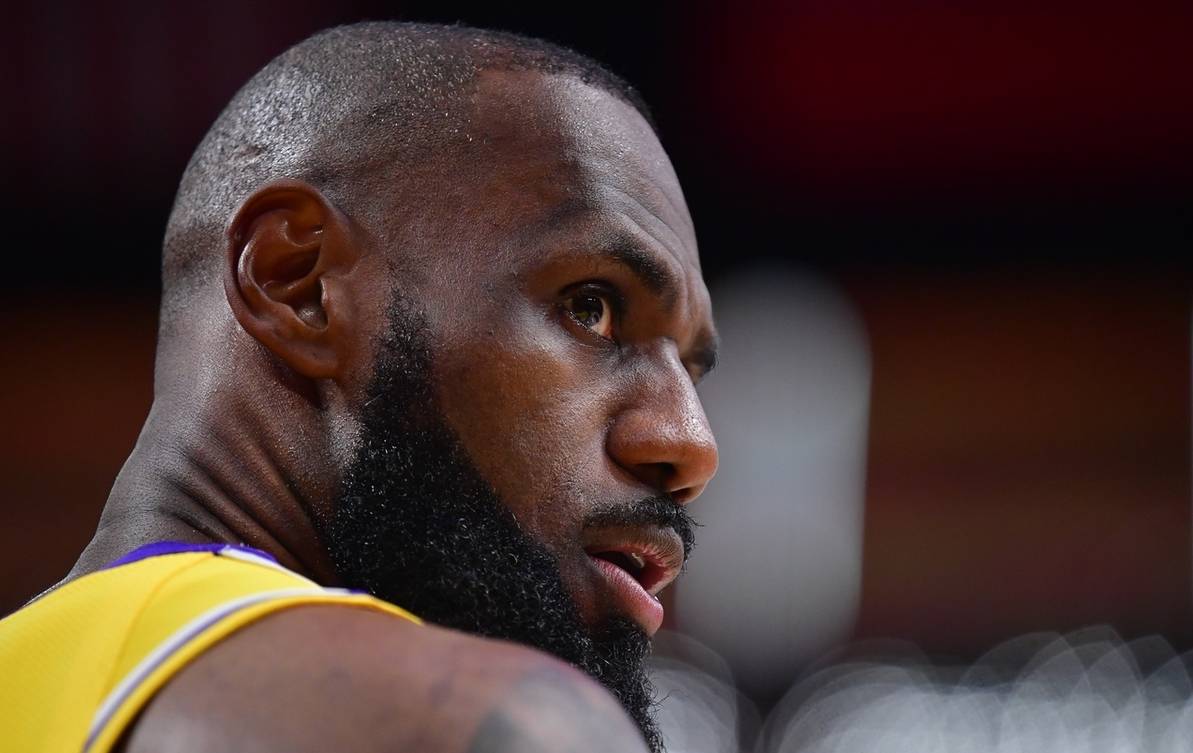 南宫体育-詹姆斯迎来十二赛季高光表现，雄鹿球迷沸腾！的简单介绍